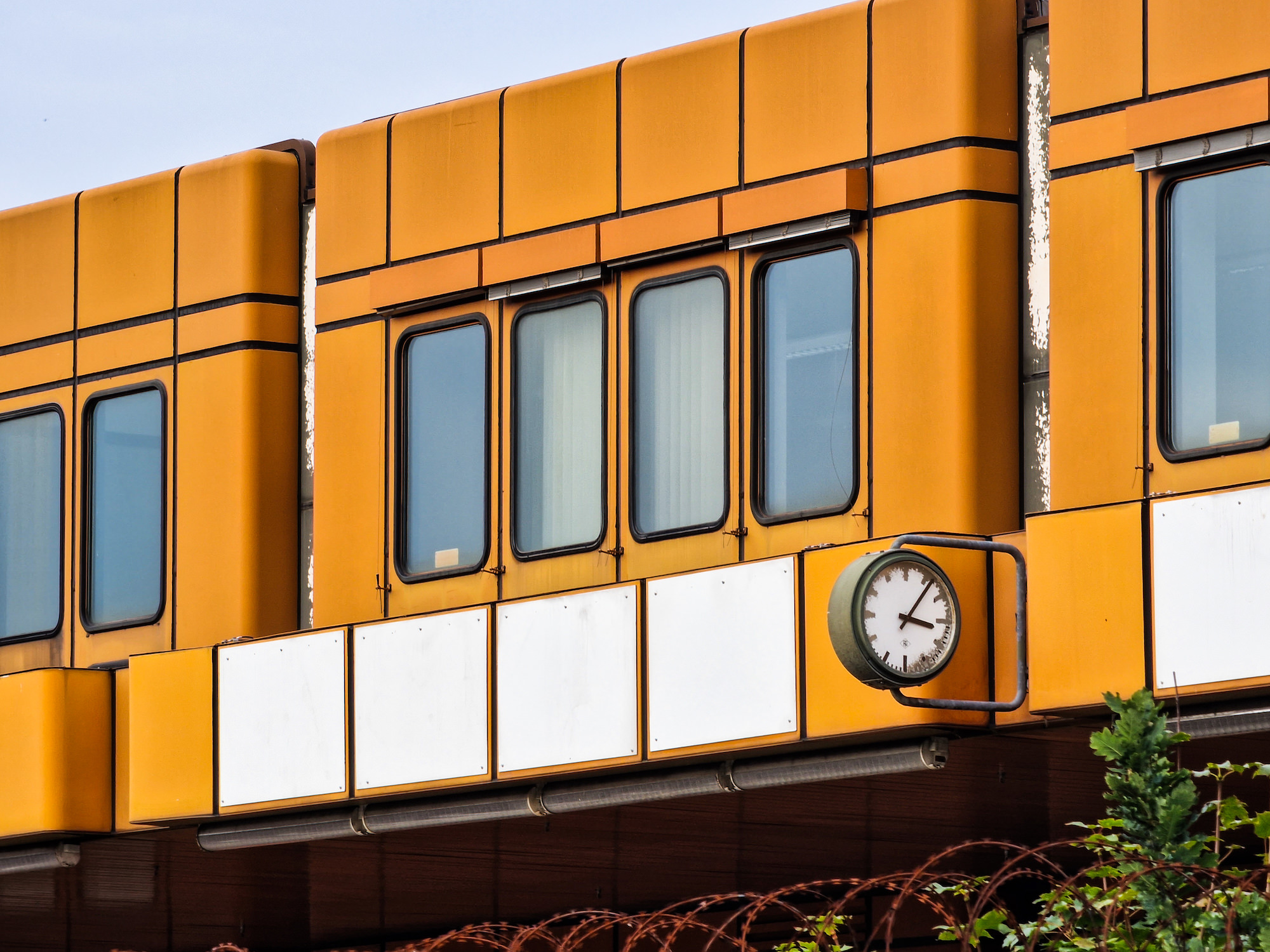 Gebäude mit Uhr