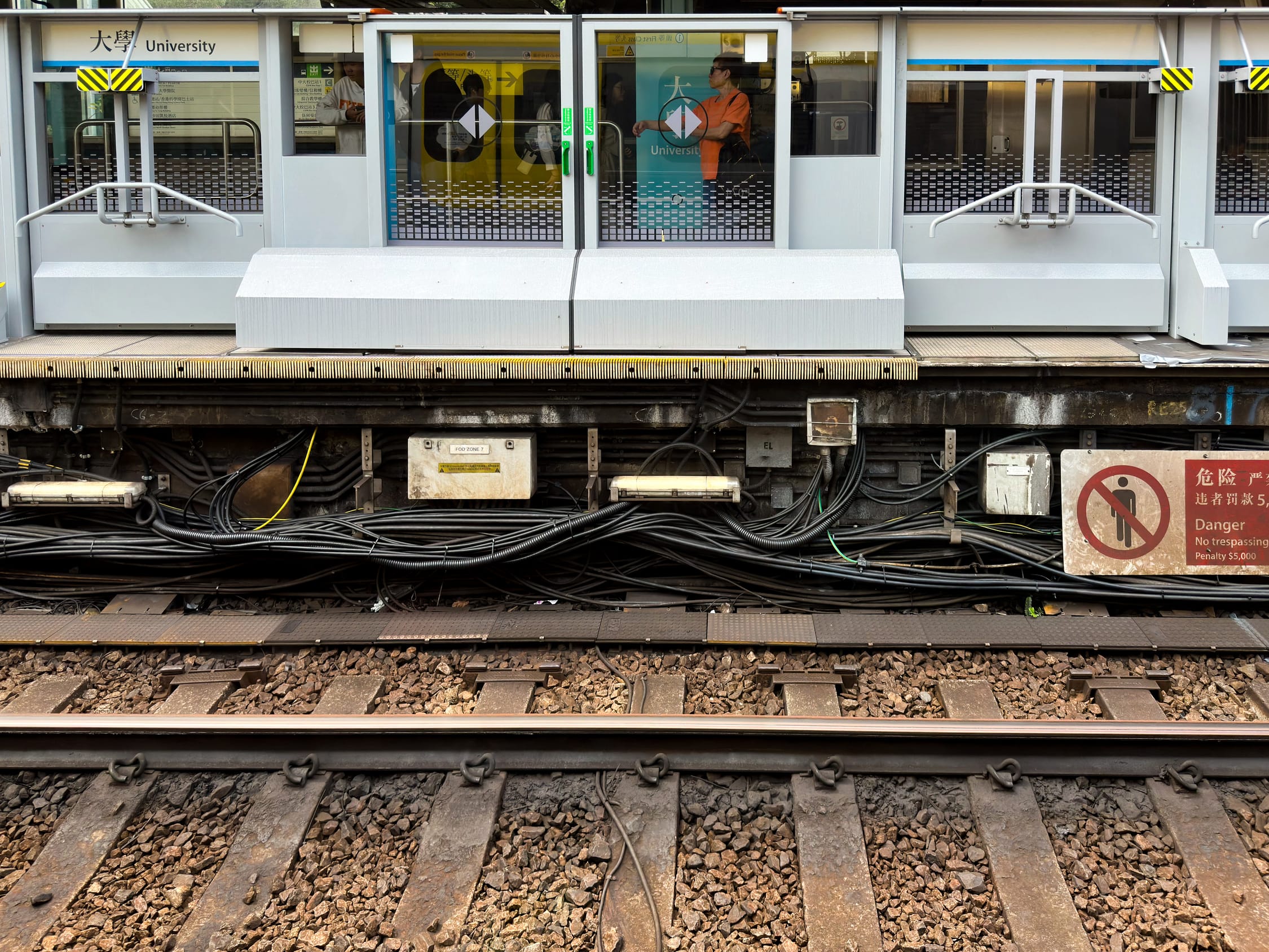 Blick auf einen Bahnsteig mit Bahnsteigtüren vond er Gleisseite aus
